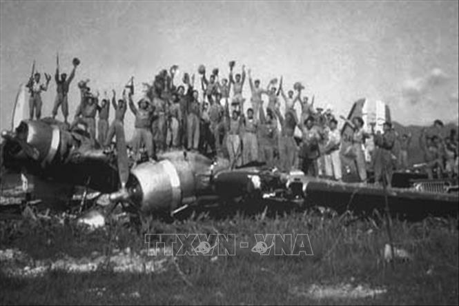  Bộ đội ta ăn mừng trên xác máy bay Pháp bị bắn rơi ở Mường Thanh. Ảnh: Tư liệu TTXVN