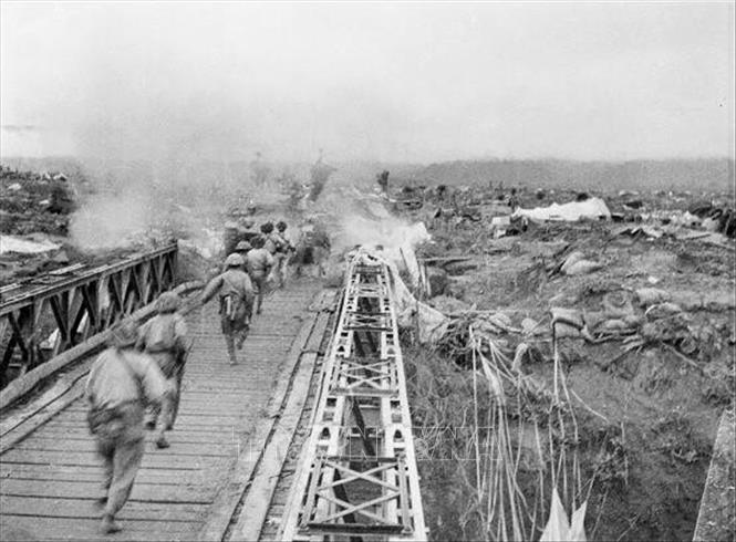  Bộ đội ta vượt qua cầu Mường Thanh, tấn công vào Sở chỉ huy Tập đoàn cứ điểm Điện Biên Phủ, chiều 7/5/1954. Ảnh: Tư liệu TTXVN