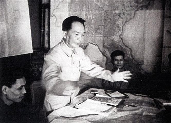  17h30 phút ngày 13/3/1954, Đại tướng Tổng tư lệnh Võ Nguyên Giáp ra lệnh nổ súng tấn công Tập đoàn cứ điểm Điện Biên Phủ. Ảnh: Tư liệu TTXVN