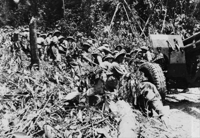  Bộ đội ta kéo những khẩu pháo nặng hàng chục tấn vượt núi, xuyên rừng vào chiến trường Điện Biên Phủ. Ảnh: Tư liệu TTXVN