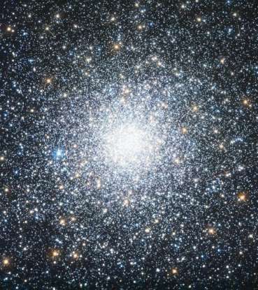 Cụm sao cầu M75 mà Kính Thiên văn Hubble quan sát được có hơn 400.000 ngôi sao. Nằm cách Trái Đất 67.500 ánh sáng, ước tính 