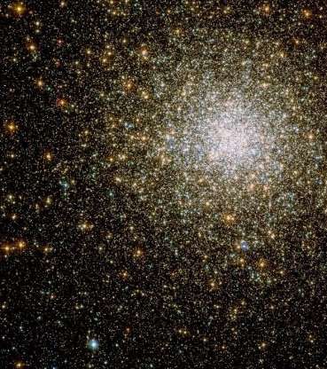 Đây là M62, cụm sao cầu với 150.000 ngôi sao ở trung tâm. Với 12 tỷ năm tuổi, đây là một trong những cụm sao gần nhất với trung tâm thiên hà của chúng ta.