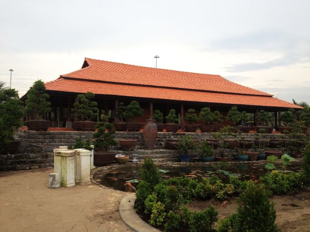 Theo chia sẻ của gia chủ, ngôi nhà cổ được xây dựng từ năm 2013 và lấy cảm hứng từ phong cách, kiến trúc cổ xưa Huế