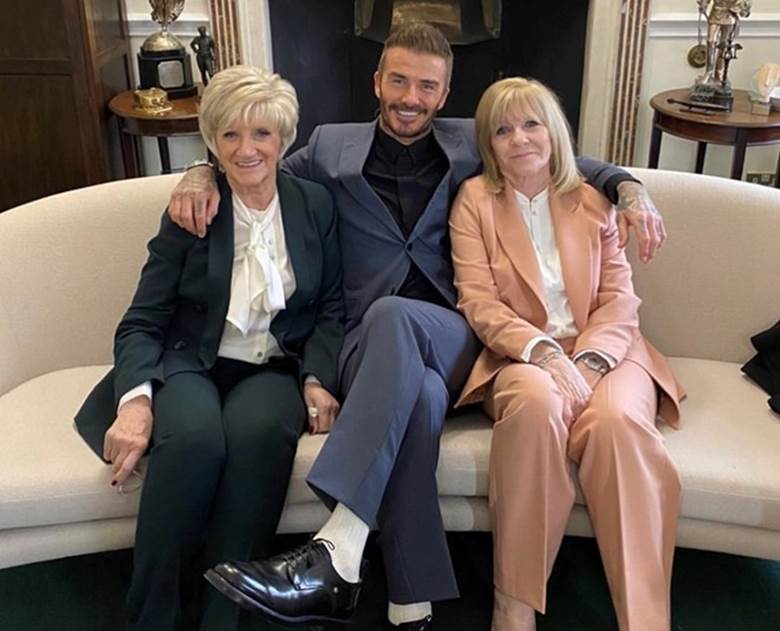 Cựu ngôi sao bóng đá David Beckham đăng bức ảnh chụp chung cùng mẹ đẻ và mẹ vợ lên instagram cá nhân.