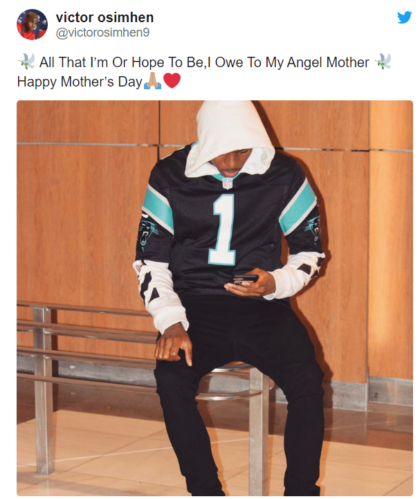 Tiền đạo trẻ Victor Oshimhen đăng tải dòng cảm xúc chúc mừng Ngày của mẹ lên Twitter cá nhân.