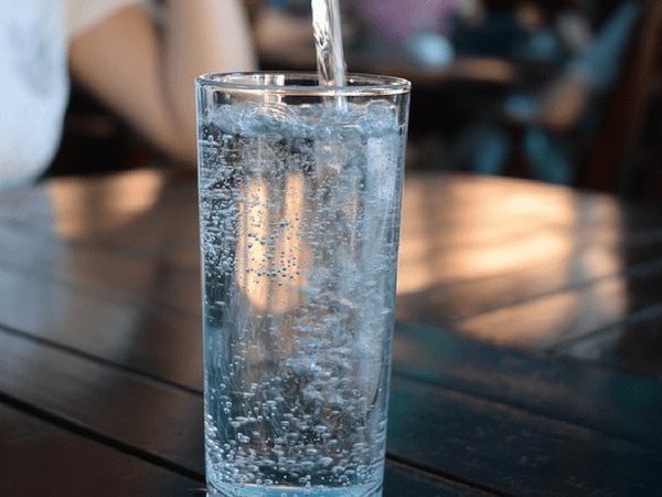 Uống nhiều nước: Nắng nóng và đổ mồ hôi có thể khiến cơ thể bị mất nước. Hãy cấp nước cho cơ thể bằng cách uống nhiều nước dừa, trà đá và nước ép trái cây tươi. Hãy luôn mang theo một chai nước khi ra khỏi nhà.