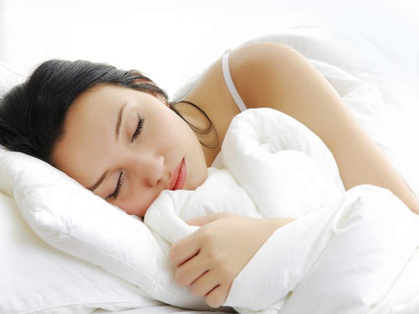 Nghỉ ngơi đầy đủ: Những ngày hè thường dài lê thê và mệt mỏi, do đó bạn cần nghỉ ngơi đầy đủ để không bị kiệt sức. Hãy đi ngủ đúng giờ và ngủ đủ 7 đến 9 tiếng/ngày để giữ cơ thể ở trạng thái tốt nhất.