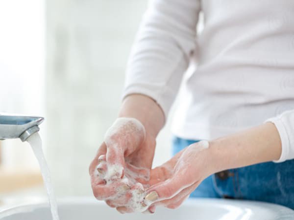 Giữ gìn vệ sinh cá nhân: Việc giữ gìn vệ sinh sạch sẽ đặc biệt quan trọng vào mùa hè. Hãy tạo thói quen rửa tay thường xuyên với xà phòng, tắm và rửa mặt mỗi ngày, thường xuyên giặt chăn, ga và vỏ gối./.