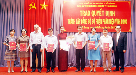 Trao Quyết định thành lập Đảng bộ bộ phận Phân hiệu Trường ĐH Kinh tế TP Hồ Chí Minh tại Vĩnh Long.
