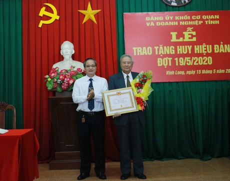 Đồng chí Lê Chí Thanh- Phó Bí thư Đảng ủy Khối Cơ  quan và Doanh nghiệp tỉnh trao tặng Huy hiệu 40 năm tuổi Đảng cho đảng viên.