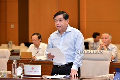 Bộ trưởng Bộ KH-ĐT Nguyễn Chí Dũng trình bày báo cáo
