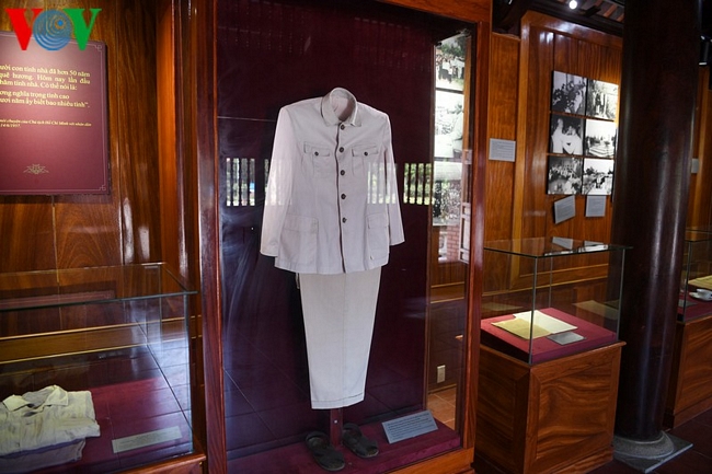 Bộ quần áo kaki trắng và đôi dép cao su giản dị được Bác mặc khi về thăm quê lần thứ hai năm 1961.