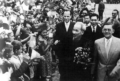 Nhân dân Ba Lan nồng nhiệt đón chào Chủ tịch Hồ Chí Minh và Đoàn đại biểu Chính phủ Việt Nam Dân chủ Cộng hòa, tháng 7/1957. (Ảnh tư liệu)