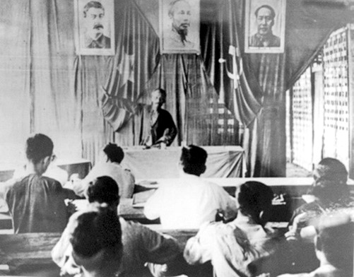 Bác Hồ nói chuyện tại buổi khai mạc lớp chỉnh huấn cán bộ Đảng, dân, chính ở cơ quan Trung ương (6/2/1953).