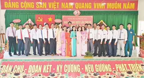 Lãnh đạo Huyện ủy Long Hồ chụp ảnh lưu niệm cùng BCH Đảng bộ xã Phước Hậu (nhiệm kỳ 2020- 2025).