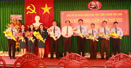 Bí thư Đảng ủy khối Cơ quan và Doanh nghiệp tỉnh- Trần Xuân Thiện chúc mừng ban chấp hành nhiệm kỳ mới.