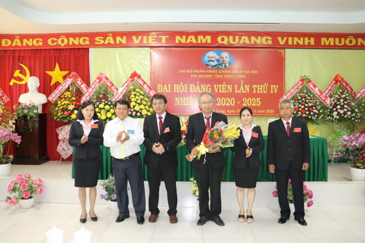 Đồng chí Cao Văn Bé Tư- Phó Bí thư Đảng bộ khối Cơ quan và Doanh nghiệp tỉnh Vĩnh Long chúc mừng BCH nhiệm kỳ mới.
