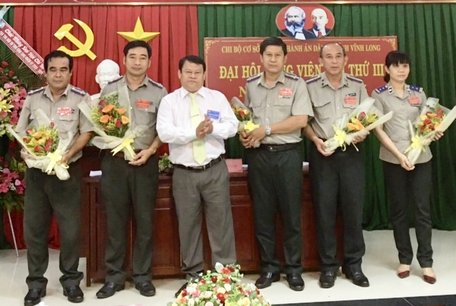    Đồng chí Cao Văn Bé Tư- Phó Bí thư Thường trực Đảng ủy Khối Cơ quan và Doanh nghiệp tỉnh chúc mừng BCH nhiệm kỳ mới.