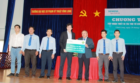 Công ty TNHH Siemens Việt Nam trao bảng tài trợ cho Trường ĐH Sư phạm kỹ thuật Vĩnh Long.