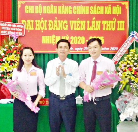 Đồng chí Trần Văn Dũng- Phó Bí thư, Chủ tịch UBND huyện Tam Bình tặng hoa chúc mừng tân bí thư và phó bí thư chi bộ nhiệm kỳ 2020- 2025.
