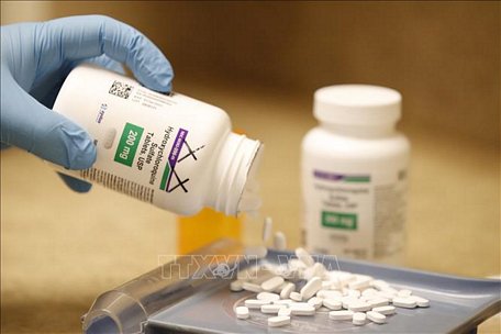 Thuốc Hydroxychloroquine được giới thiệu tại công ty dược phẩm Rock Canyon ở Provo, Utah, Mỹ, ngày 20/5/2020. Ảnh: AFP/TTXVN
