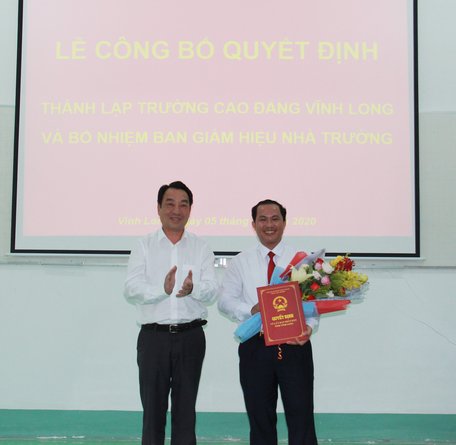 Ông Lữ Quang Ngời- Chủ tịch UBND tỉnh trao quyết định thành lập Trường CĐ Vĩnh Long.