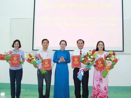 Bà Nguyễn Thị Quyên Thanh- Phó Chủ tịch UBND tỉnh trao quyết định bổ nhiệm, điều động nhân sự của UBND tỉnh.