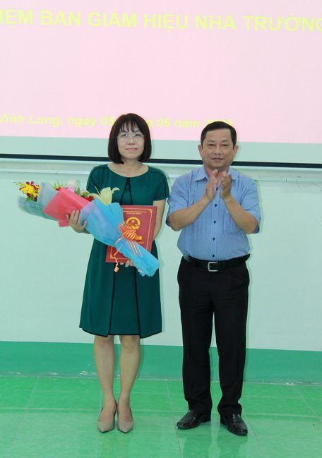 Lãnh đạo Sở Y tế trao quyết định điều động, bổ nhiệm bà Nguyễn Thị Thu Hà.