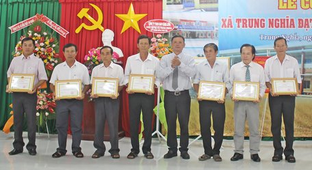 Ông Lê Văn Đôi- Phó Chủ tịch Thường trực UBND huyện trao giấy khen cho 7 tập thể xuất sắc.
