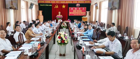 Các đại biểu tham dự hội nghị trực tuyến tại điểm cầu Vĩnh Long. 