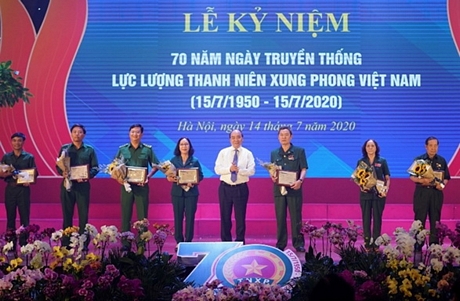 Thủ tướng Nguyễn Xuân Phúc trao biểu trưng tôn vinh thanh niên xung phong tiêu biểu các thời kỳ.
