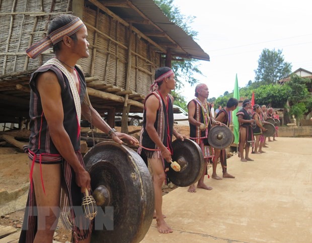Các nghệ nhân đánh cồng chiêng đón du khách đến với làng du lịch cộng đồng Kon Kơ Tu, Kon Tum. (Ảnh: Dư Toán/TTXVN)