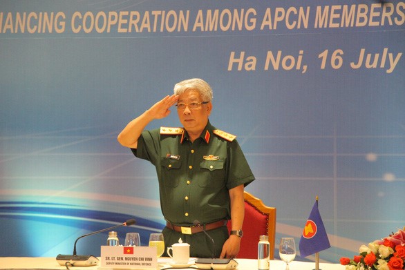 Thượng tướng Nguyễn Chí Vịnh - thứ trưởng Bộ Quốc phòng - chào các lãnh đạo đồng cấp trong khuôn khổ hội nghị trực tuyến Mạng lưới các trung tâm gìn giữ hòa bình ASEAN (APCN) - Ảnh: HỒNG QUÂN