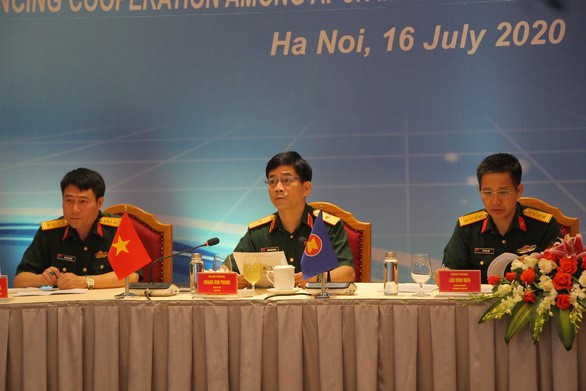 Thiếu tướng Hoàng Kim Phụng (giữa) - cục trưởng Cục Gìn giữ hòa bình Việt Nam - phát biểu tại buổi lễ - Ảnh: HỒNG QUÂN