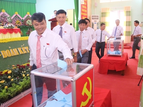 Đại biểu bỏ phiếu bầu đại biểu dự Đại hội Đại biểu Đảng bộ tỉnh lần thứ XI