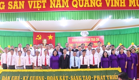 Đoàn đại biểu dự Đại hội Đại biểu Đảng bộ tỉnh lần thứ XI ra mắt đại hội