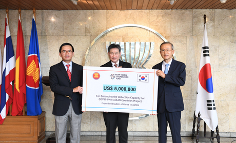 Đại sứ Trần Đức Bình (trái) và Tổng thư ký ASEAN, Dato Lim Jock Hoi (giữa) nhận bàn giao dự án hỗ trợ ứng phó Covid-19 từ Hàn Quốc