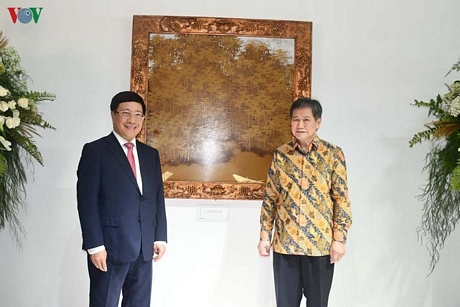 Phó Thủ tướng, Bộ trưởng Ngoại giao Phạm Bình Minh đã tặng Trụ sở mới của Ban Thư ký ASEAN bức tranh sơn mài “Tre vàng Việt Nam”.