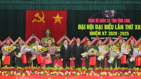 Tặng hoa, quà cho các đồng chí nguyên phó bí thư, ban thường vụ và ủy viên Ban Chấp hành Đảng bộ Quân sự tỉnh nhiệm kỳ 2015- 2020