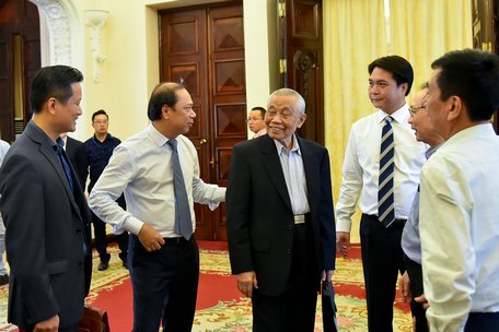 Nguyên Ủy viên Bộ Chính trị, Phó Thủ tướng, Bộ trưởng Ngoại giao Nguyễn Mạnh Cầm (thứ ba từ trái qua) và các đại biểu dự tọa đàm.