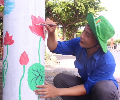 Bạn Trẻ Vẽ Hoa Cho Cột Điện - Vĩnh Long Online