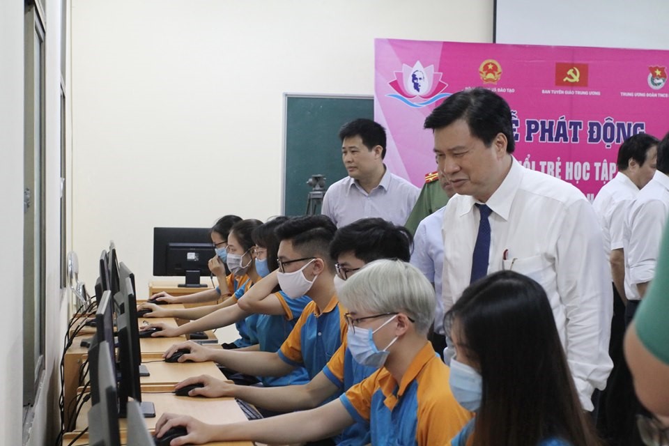 Thứ trưởng Bộ GD&ĐT Nguyễn Hữu Độ theo dõi các thí sinh dự thi trực tuyến. Ảnh: VGP/Nhật Nam