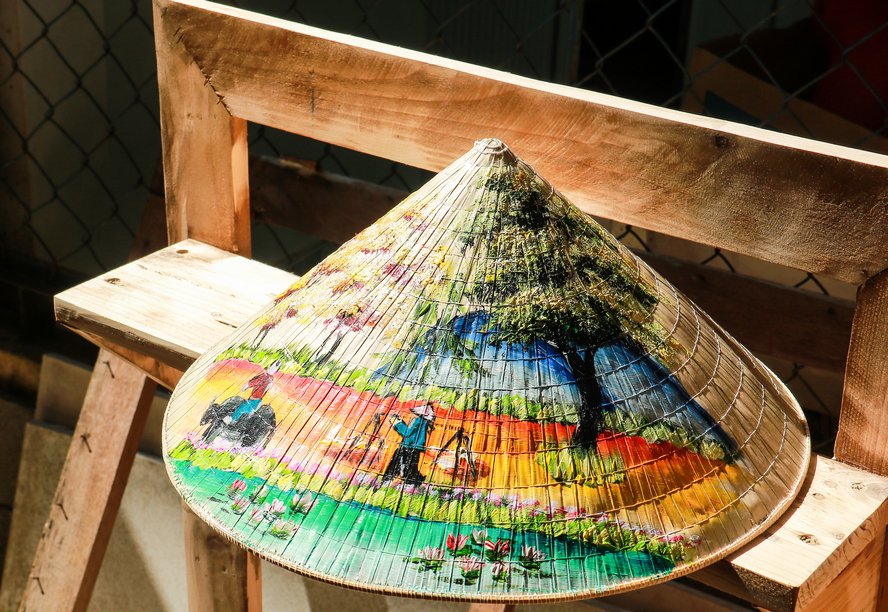Nón lá Việt Nam  Vẽ tranh đồng quê lên nón