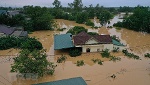 [Photo] Nhiều nơi tại miền Trung nước ngập sâu đến tận nóc nhà