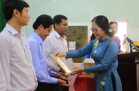 Bà Nguyễn Thị Quyên Thanh biểu dương những đóng góp của tập thể, cá nhân trong thực hiện Đề án 1956.