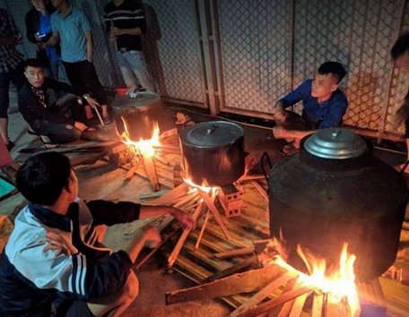  Người dân nhiều nơi ở Nghệ An thức trắng đêm nấu bánh chưng gửi cho bà con vùng ngập lũ - Ảnh: Facebook