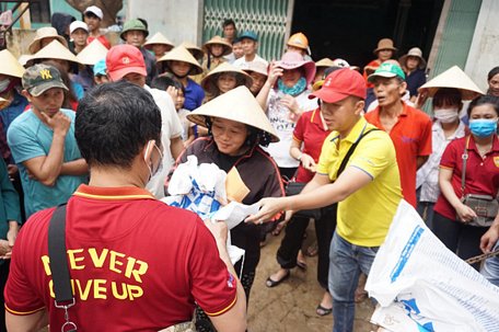Các hướng dẫn viên du lịch TP.HCM trong chuyến cứu trợ ở Thừa Thiên Huế - Ảnh: VIỆT HƯƠNG