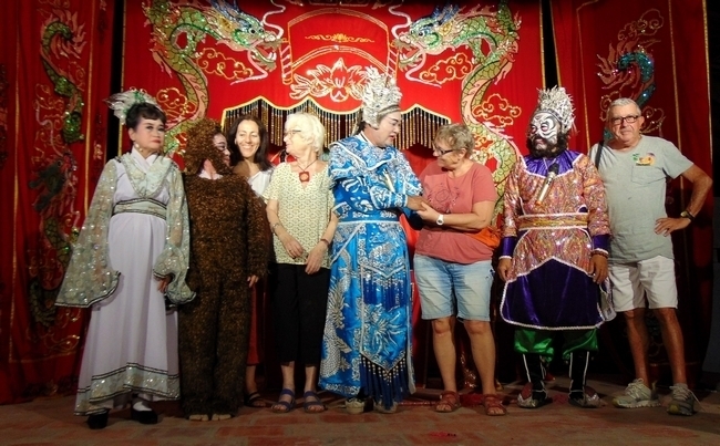 Nghệ nhân Nguyễn Thị My (bìa trái) chụp ảnh lưu niệm với du khách Pháp sau khi biểu diễn tại đình An Thành.