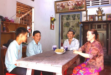 Bí thư Chi bộ kiêm Trưởng ấp- Thái Quang Trần (phía trong bên trái) quan tâm hỏi thăm tình hình đời sống người dân địa phương.