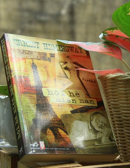 “Hội hè miên man” của tác giả Ernest Hemingway, Phan Triều Hải dịch, NXB Nhã Nam và NXB Hội Nhà Văn phát hành năm 2020.